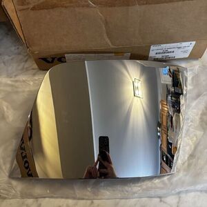 New In Box Volvo Truck‎ Bumper Chrome Cap Right Hand VLN 20576039